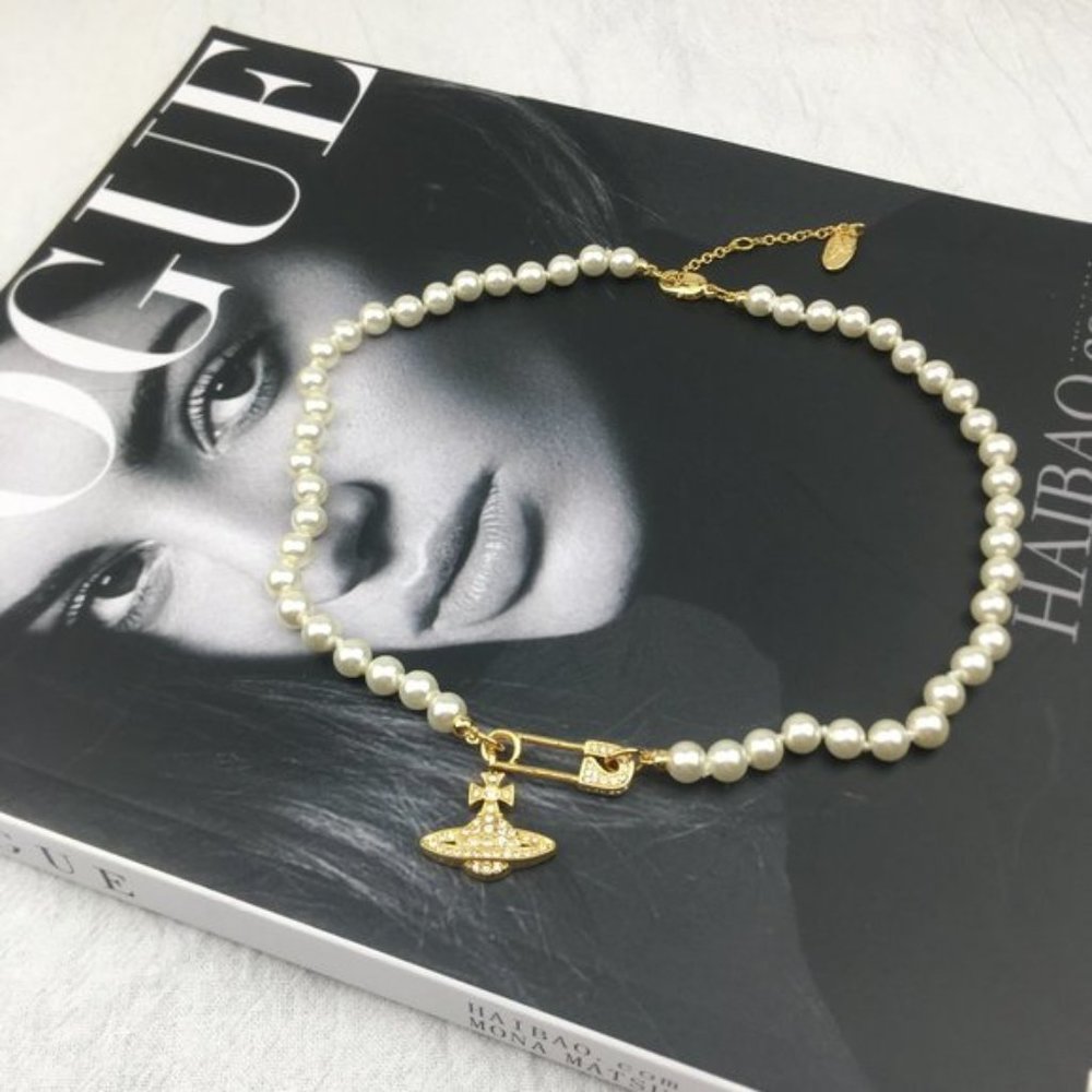 🏵️Vivienne Westwood Gold Safety Pin Pearl Necklace